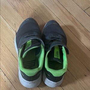 Kids Nike STAR RUNNER Athletic Sneakers in Black with Green Lining